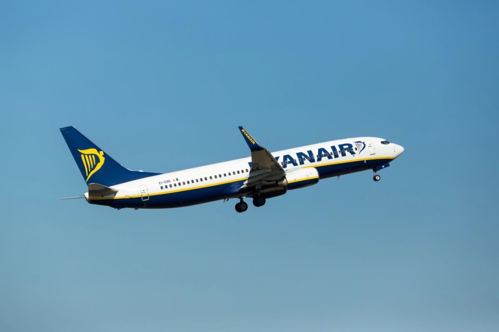 Пілот Ryanair знепритомнів посеред польоту: чим усе закінчилося 1 Пілот літака Ryanair знепритомнів під час польоту до Португалії / фото ua.depositphotos.com