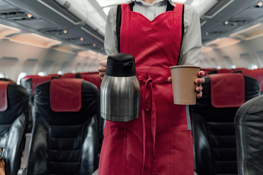Пити чи не пити: стюардеса оскаржила поширену думку про каву в літаках 1 Багато експертів радять не пити каву в літаку / фото ua.depositphotos.com