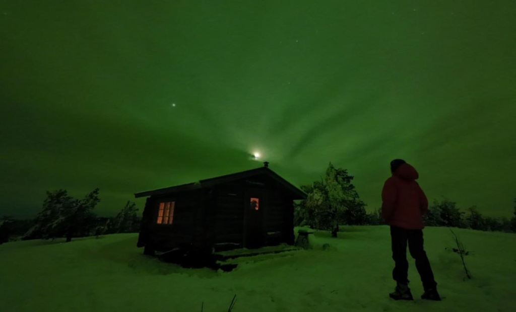 Подорож до Арктики: дістатися полярного кола, побачити північне сяйво і пробігти крижаний марафон 10 Дівчині пощастило побачити полярне сяйво двічі / фото Facebook-сторінка Любові Бойко