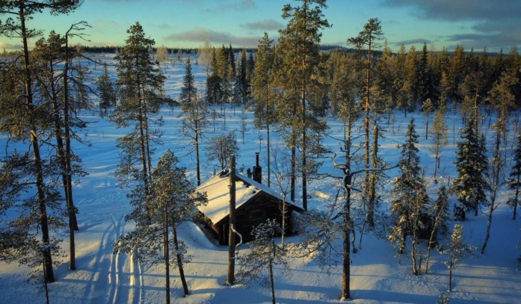 Подорож до Арктики: дістатися полярного кола, побачити північне сяйво і пробігти крижаний марафон 2 Будиночки для туристів у Швеції / фото Facebook-сторінка Любові Бойко