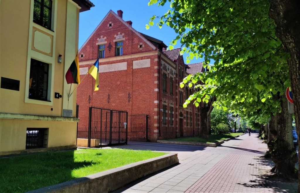 Історія Клайпеди Фасад історичної частини Клайпеди з старовинною архітектурою та сучасними кафе, туристична привабливість міста у 2026 році