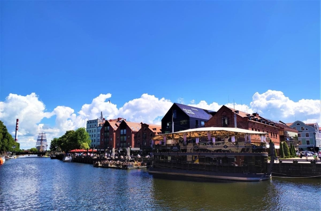 Транспорт у Клайпеді Міст у Клайпеді, що з'єднує різні райони міста, популярний для транспорту у 2026 році.