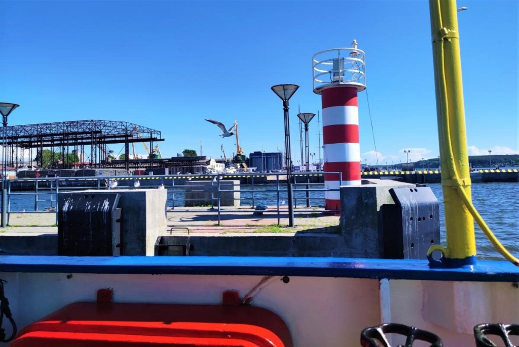 Екскурсії у Клайпеді Група туристів, що досліджують історичні пам’ятки Клайпеди під час екскурсії 2026 року