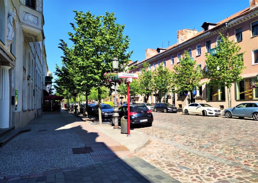 Транспорт у Клайпеді Зручний транспортний засіб на зупинці у Клайпеді, що забезпечує легкий доступ до основних туристичних локацій 2026 року