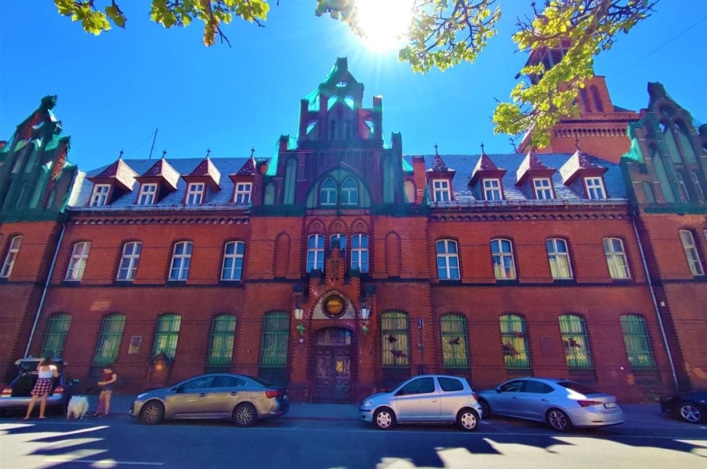 Історичний центр Вигляд на історичний центр Клайпеди з архітектурою минулого і сучасними туристами у 2026 році.