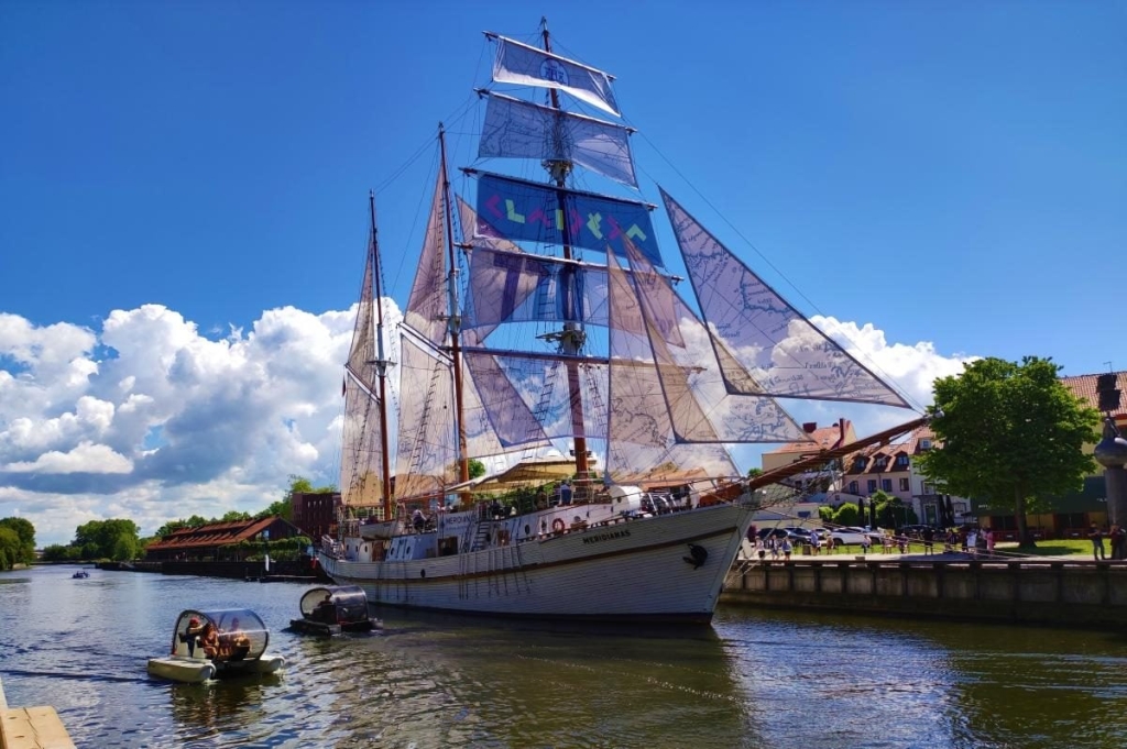Пляж у Клайпеді Пляж у Клайпеді з літніми туристами, що насолоджуються сонячною погодою та морем у 2026 році.