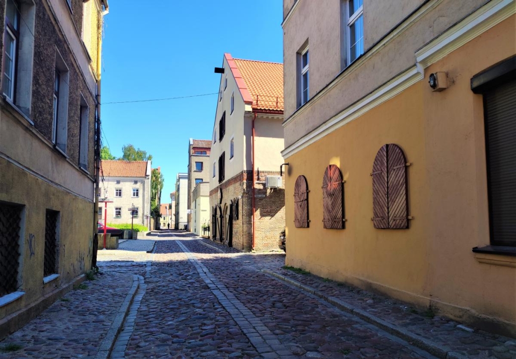 Вулички Клайпеди Типові вулички старого міста Клайпеди з історичною архітектурою та затишними кафе