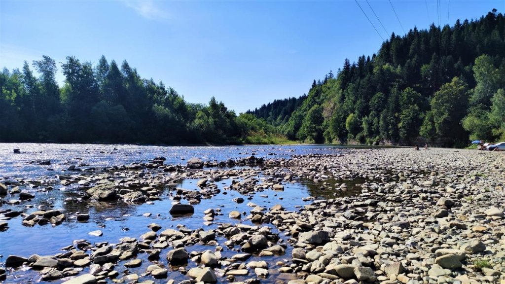 Похід зі Східниці до Урича: легше пройти ніж доїхати 15 Берег річки Стрий у Рибнику / фото Марина Григоренко