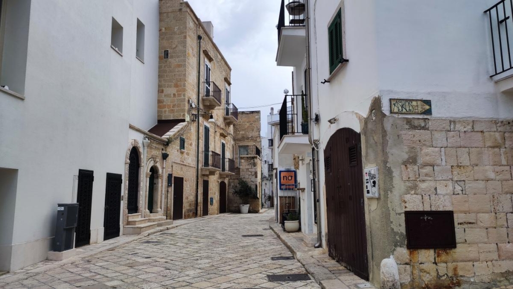 Поліньяно-а-Маре: як побачити одне з найкрасивіших місць Італії і не зіпсувати враження 2 В Поліньяно-а-Маре можна знайти житло, але дешевше буде жити в сусідньому Барі / фото Марина Григоренко