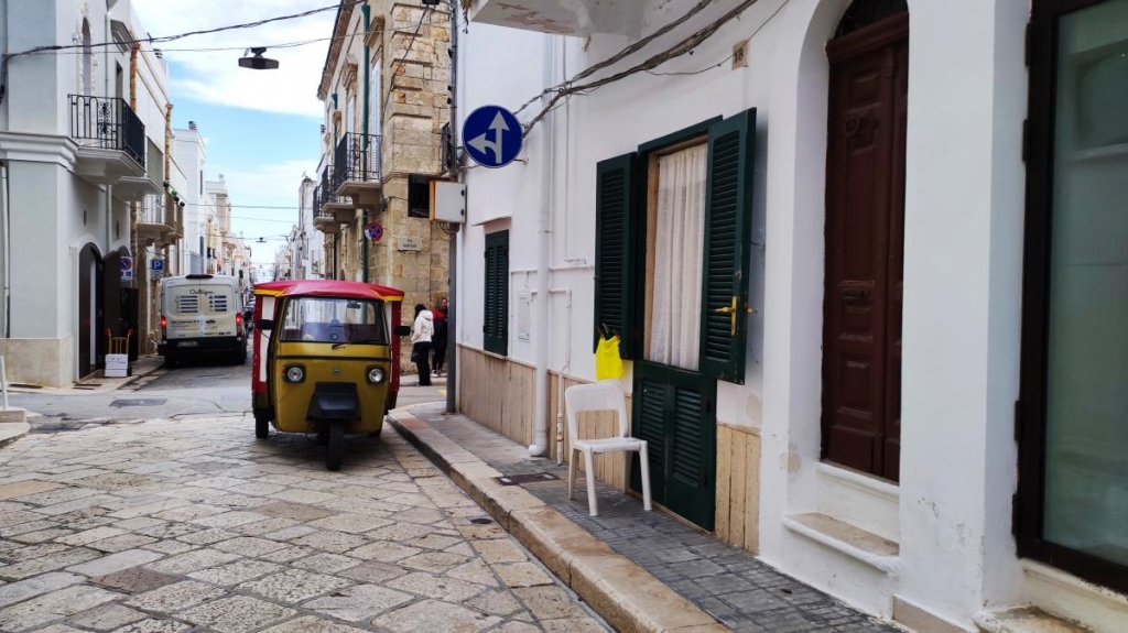 Поліньяно-а-Маре: як побачити одне з найкрасивіших місць Італії і не зіпсувати враження 36 Тук-туки в Поліньяно-а-Маре / фото Марина Григоренко