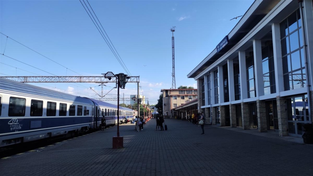 Приємна несподіванка: чому українцям варто звернути увагу на чорноморські пляжі Румунії 14 Залізничний вокзал Констанци розташований в 3-4 кілометрах від моря / фото Марина Григоренко