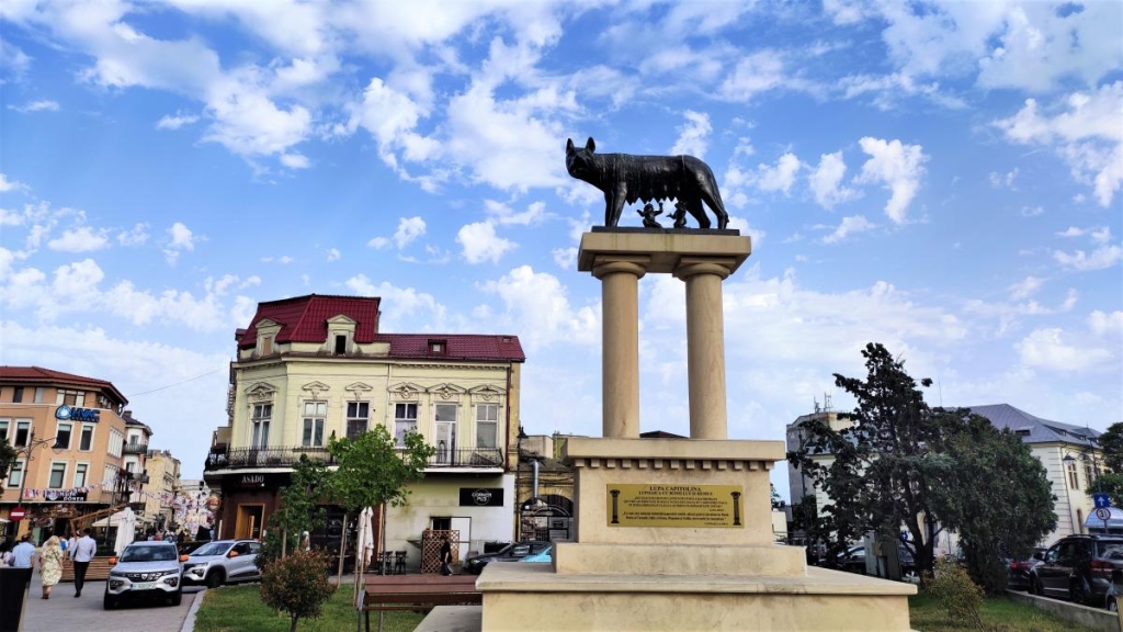 Приємна несподіванка: чому українцям варто звернути увагу на чорноморські пляжі Румунії 49 Капітолійська вовчиця в Констанці / фото Марина Григоренко
