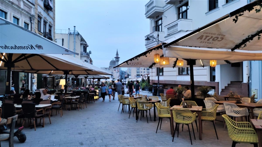 Приємна несподіванка: чому українцям варто звернути увагу на чорноморські пляжі Румунії 56 Більшість закладів Констанци розташовані в історичному центрі / фото Марина Григоренко