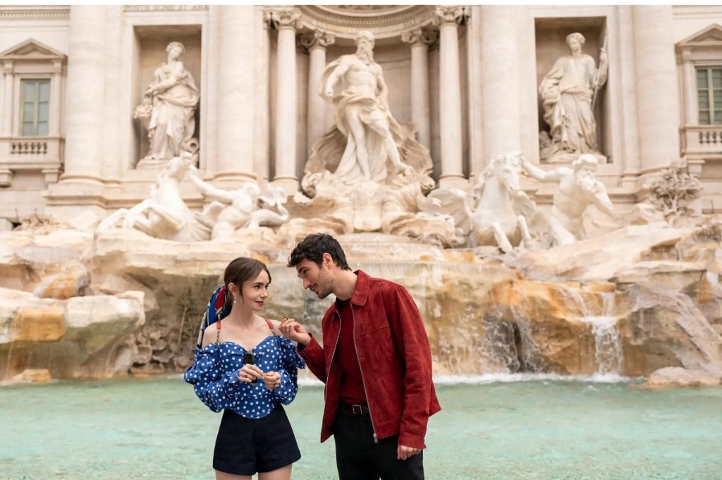 Римський гід закликав туристів не повторювати помилку героїв популярного серіалу: можна нарватися на штраф 1 Герої серіалу "Емілі в Парижі" в Римі / скріншот з YouTube