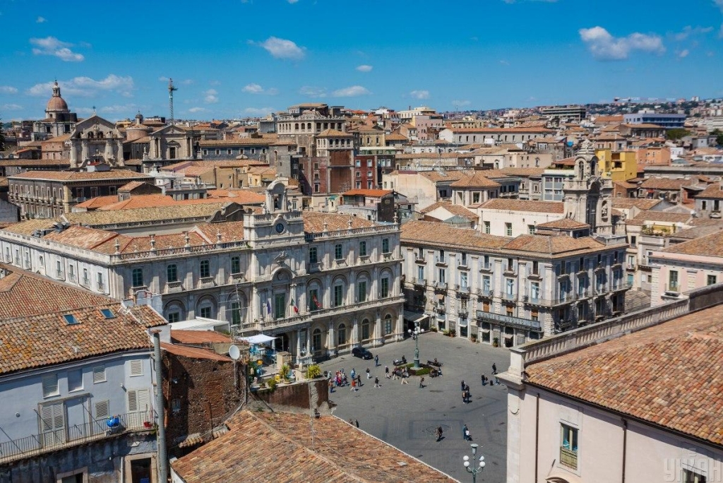 Сицилія в квітні: чому зараз найкращий час відвідати цей неймовірний острів (фоторепортаж) 24 Університетська площа у місті Катанія / фото ТА