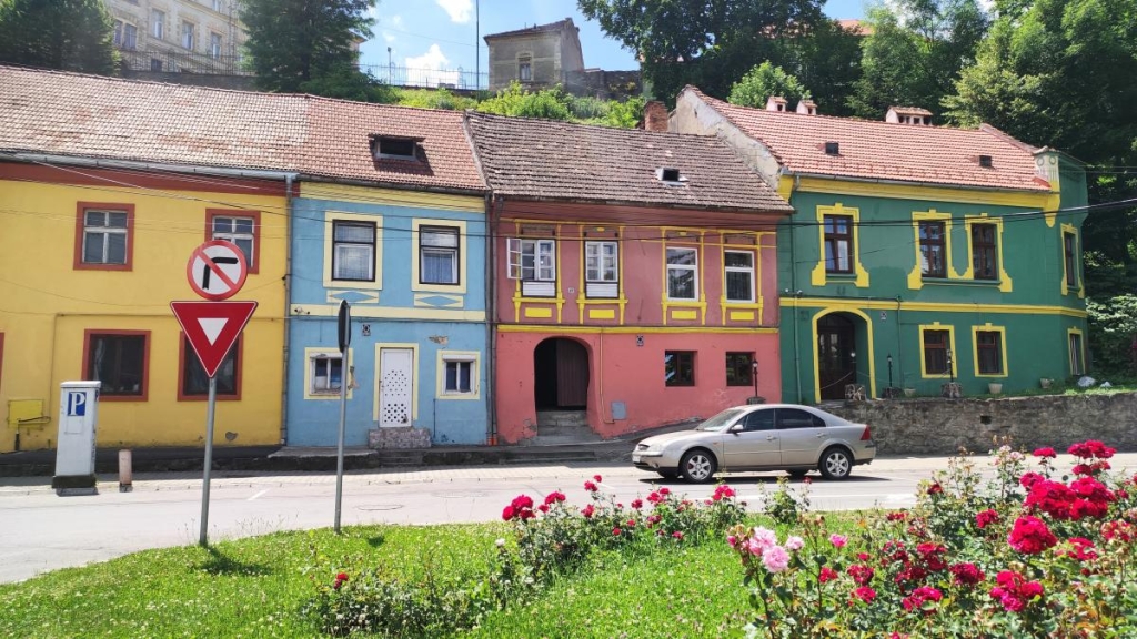 Сігішоара: найінстаграмніше місто Румунії та справжня батьківщина Дракули 21 В Сігішоарі туристи можуть зупинитися ось в таких будиночках / фото Марина Григоренко