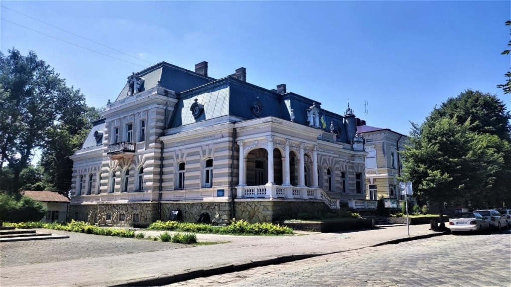 Дрогобич: Відкрийте для себе! Дрогобич запрошує: Сіль, кава та історичні церкви – унікальний туристичний досвід.