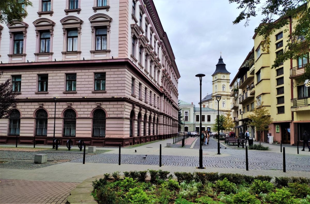 Сім міст України, які варто відвідати восени 4 Центр Івано-Франківська / фото Марина Григоренко
