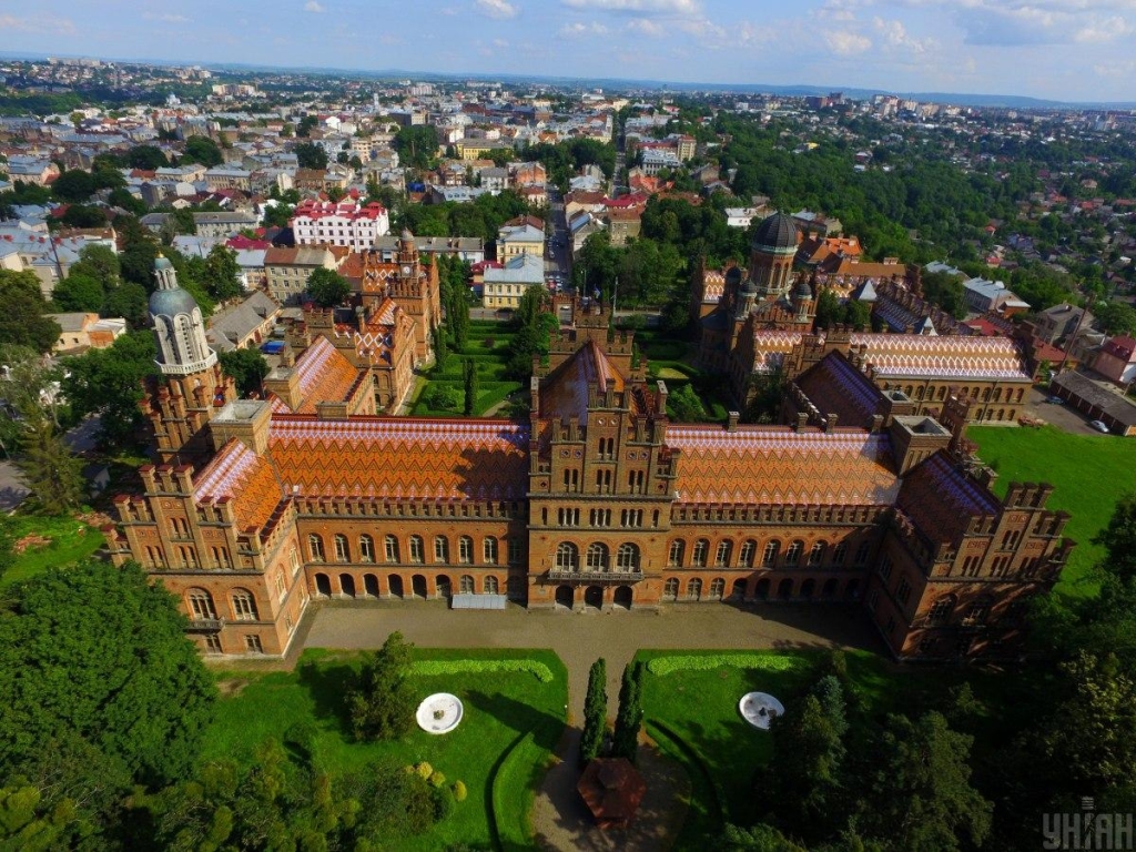 Сім міст України, які варто відвідати восени 7 Головна туристична родзинка Чернівців / фото ТА