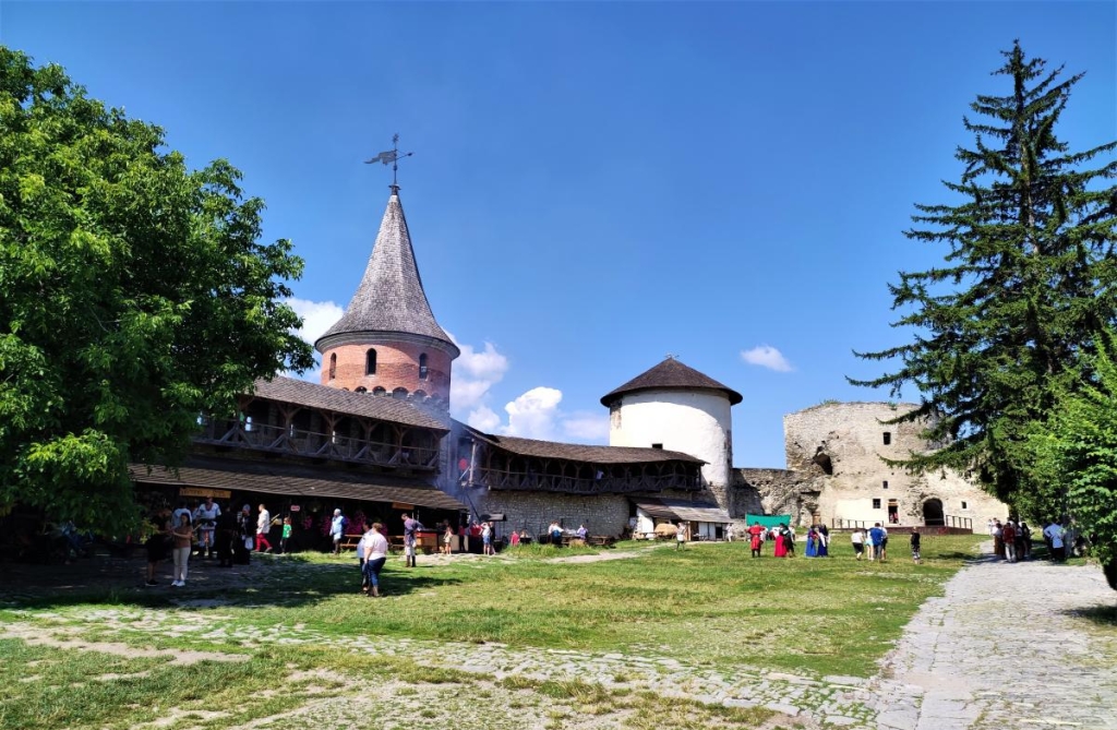 Сім міст України, які варто відвідати восени 9 Замок у Кам'янець-Подільському / фото Марина Григоренко