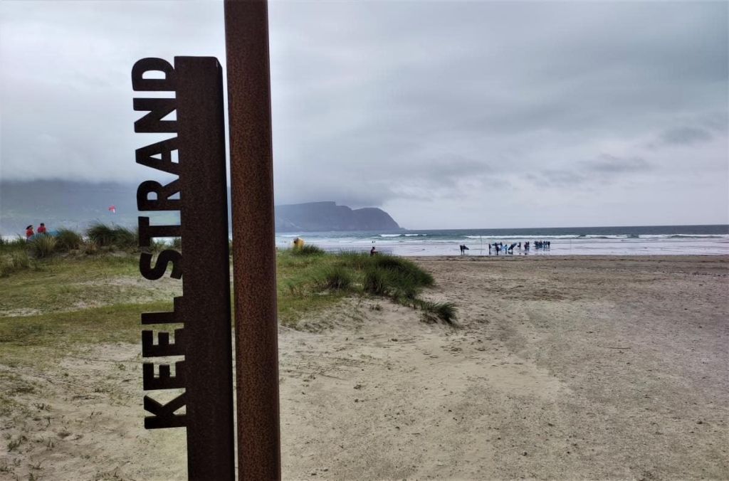 Затишний ірландський пляж Мальовничий ірландський пляж з хвилями для кайтсерфінгу, оточений зеленню та природною красою, ідеальний для туризму 2026