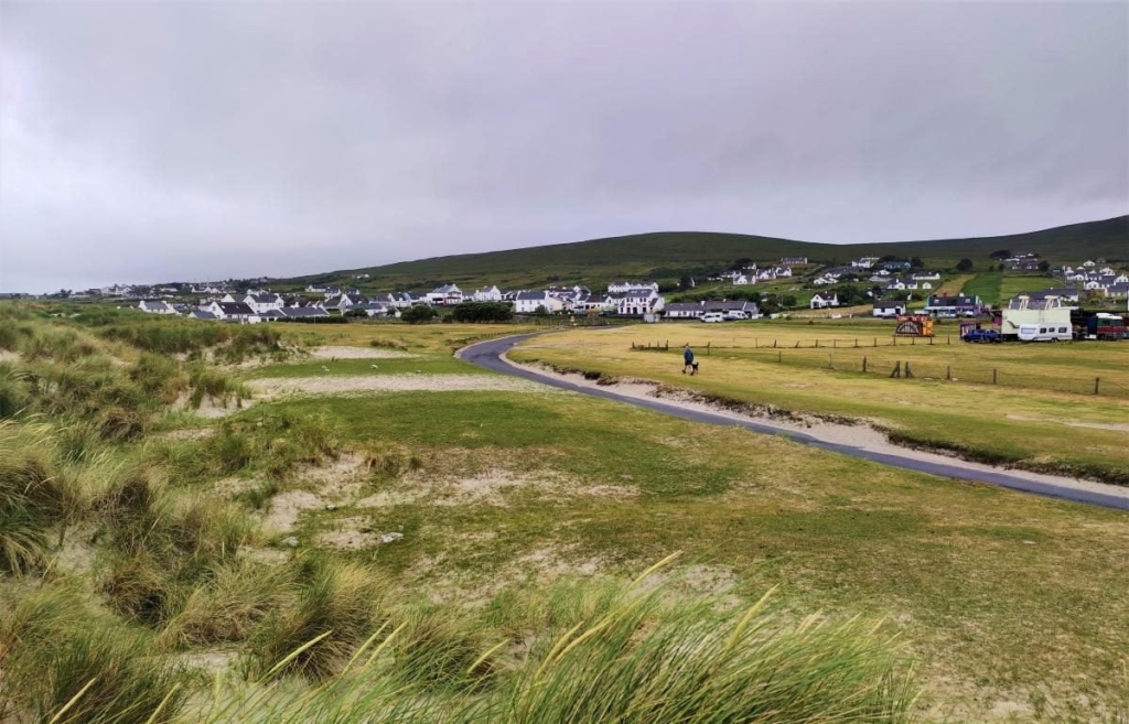 Майстер-клас з кайтсерфінгу Молода людина, що тримає дошку для кайтсерфінгу на фоні мальовничих природних локацій Ірландії у 2026 році