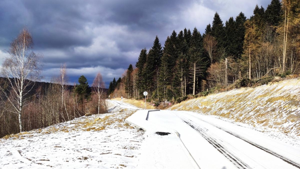 Спокій та краса: як цього року виглядає зимова Східниця (фоторепортаж, відео) 13 Дорога зі Східниці до Гути / фото Марина Григоренко