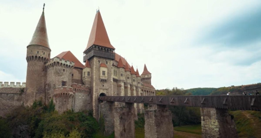 Туристам назвали найпотаємніші європейські замки для осінньої подорожі 1 Замок Корвін у Румунії був названий найбільш відокремленим замком / скріншот