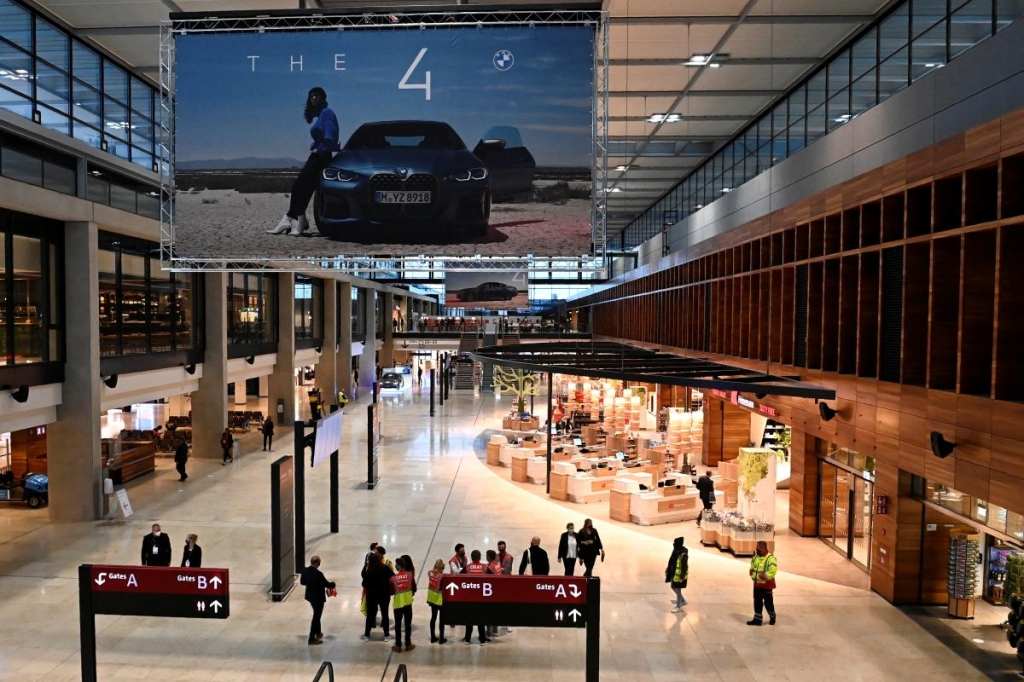 Туристам розповіли, чому слід уникати покупок в аеропорту 1 Пасажири часто здійснюють необдумані покупки в аеропортах / фото REUTERS