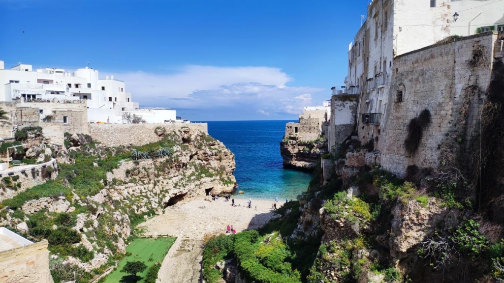 Туристів застерегли від "безрозсудних" стрибків зі скель в одному з найкрасивіших місць Італії 1 Поліньяно-а-Маре знамените своїми скелями, що приваблюють стрибунів зі скель / фото Марина Григоренко