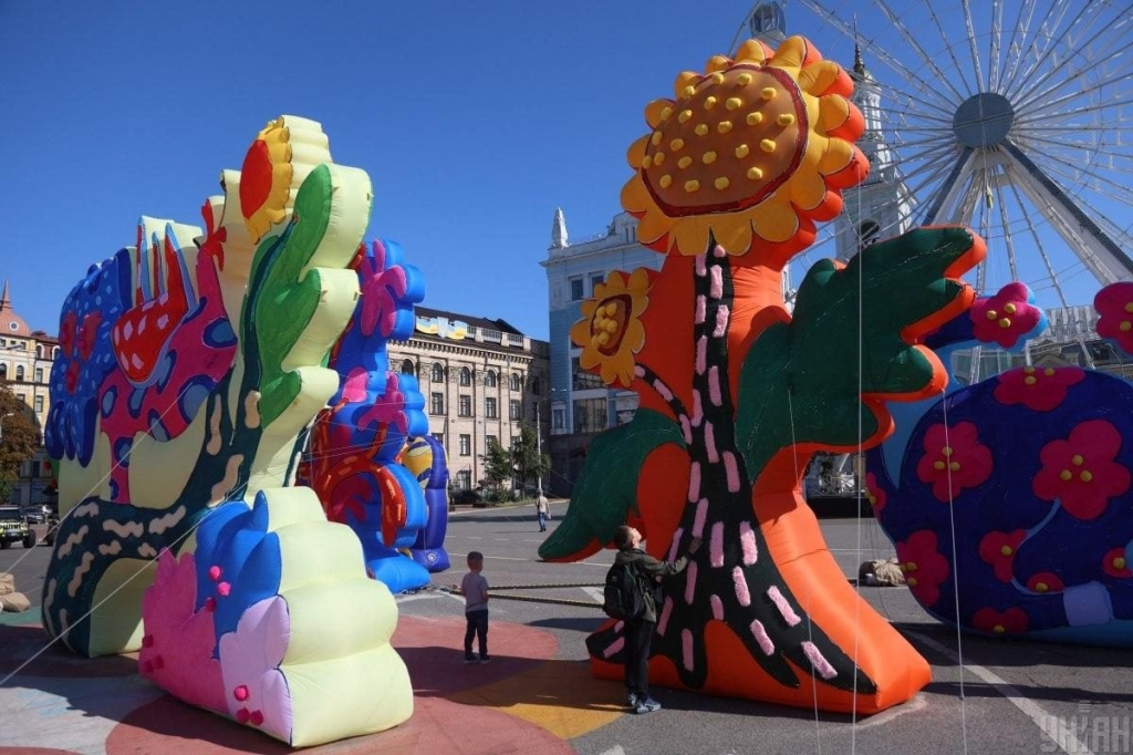 У центрі Києва з'явилися яскраві інсталяції, натхнені Марією Примаченко (фоторепортаж) 2 У центрі Києва з'явилися яскраві інсталяції, натхнені Марією Примаченко (фоторепортаж)