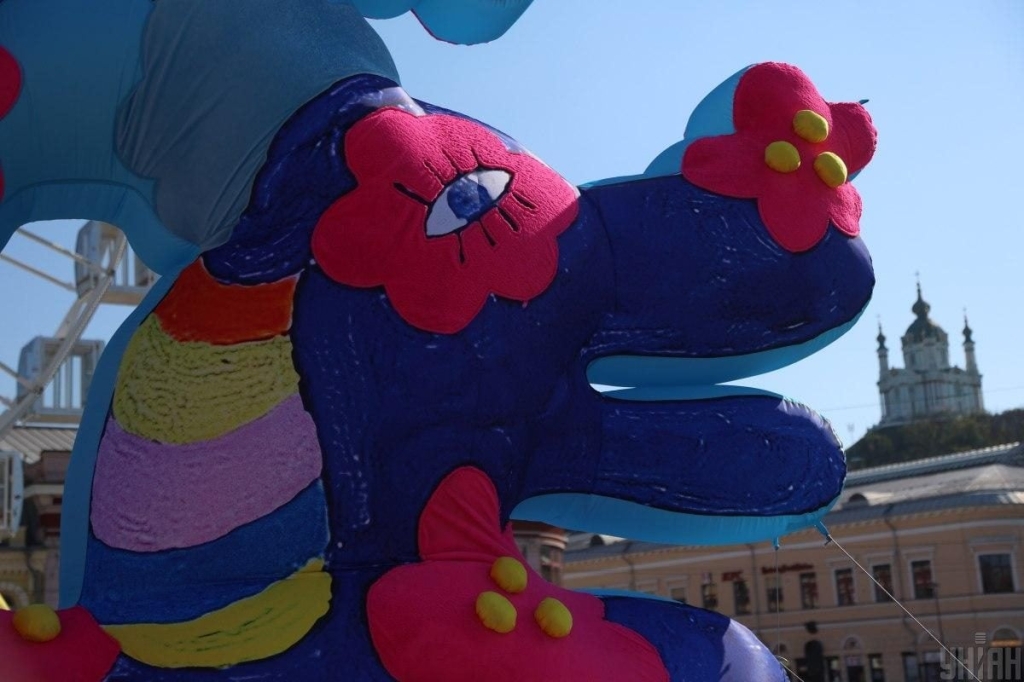 У центрі Києва з'явилися яскраві інсталяції, натхнені Марією Примаченко (фоторепортаж) 3 У центрі Києва з'явилися яскраві інсталяції, натхнені Марією Примаченко (фоторепортаж)