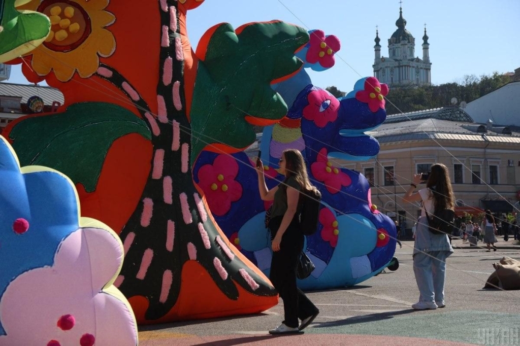 У центрі Києва з'явилися яскраві інсталяції, натхнені Марією Примаченко (фоторепортаж) 15 У центрі Києва з'явилися яскраві інсталяції, натхнені Марією Примаченко (фоторепортаж)