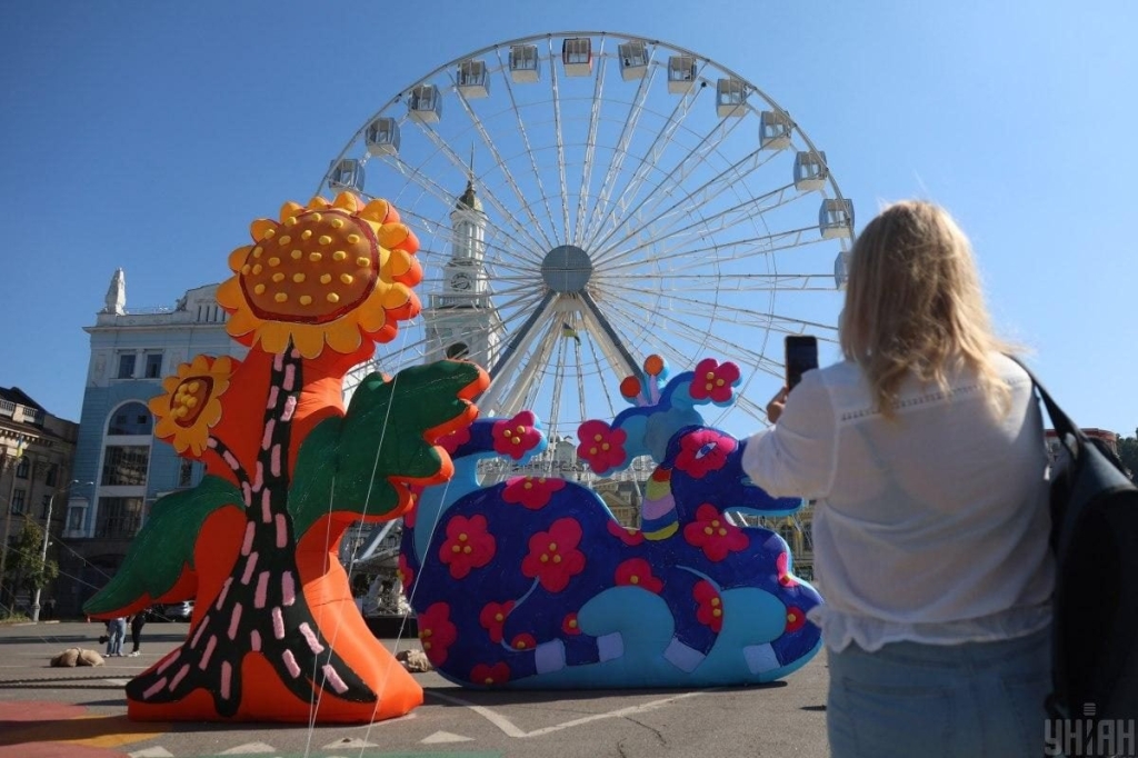 У центрі Києва з'явилися яскраві інсталяції, натхнені Марією Примаченко (фоторепортаж) 4 У центрі Києва з'явилися яскраві інсталяції, натхнені Марією Примаченко (фоторепортаж)
