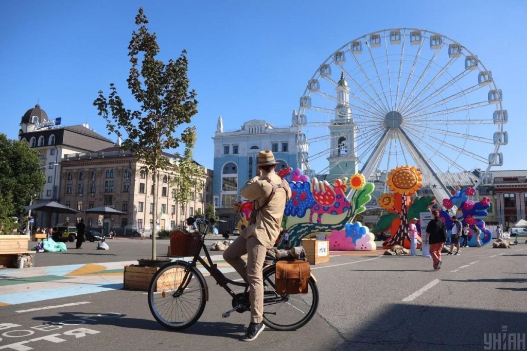 У центрі Києва з'явилися яскраві інсталяції, натхнені Марією Примаченко (фоторепортаж) 5 У центрі Києва з'явилися яскраві інсталяції, натхнені Марією Примаченко (фоторепортаж)