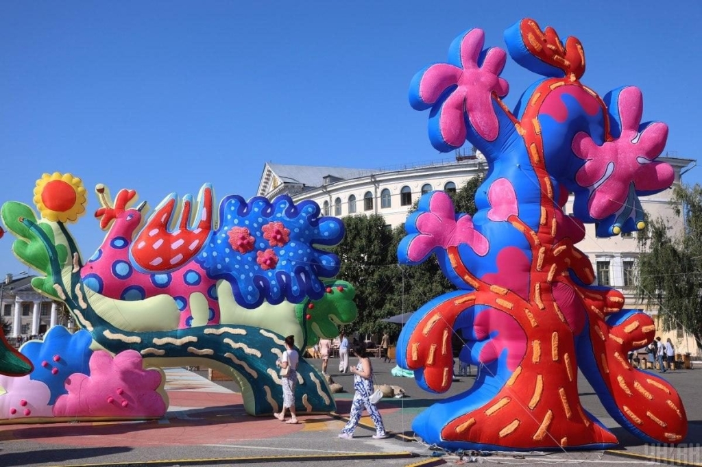 У центрі Києва з'явилися яскраві інсталяції, натхнені Марією Примаченко (фоторепортаж) 12 У центрі Києва з'явилися яскраві інсталяції, натхнені Марією Примаченко (фоторепортаж)