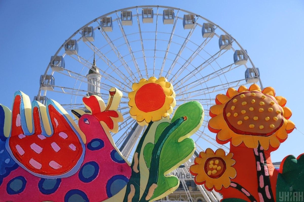 У центрі Києва з'явилися яскраві інсталяції, натхнені Марією Примаченко (фоторепортаж) 1 Інсталяції на честь Марії Примаченко встановили на Контрактовій площі / фото ТА