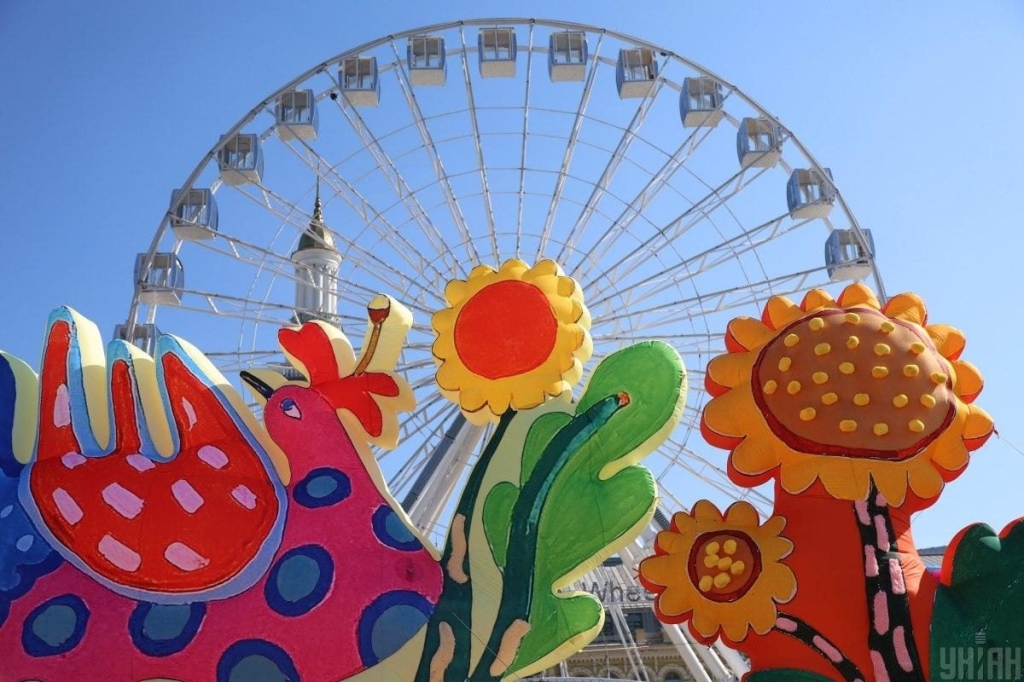 У центрі Києва з'явилися яскраві інсталяції, натхнені Марією Примаченко (фоторепортаж) 14 У центрі Києва з'явилися яскраві інсталяції, натхнені Марією Примаченко (фоторепортаж)