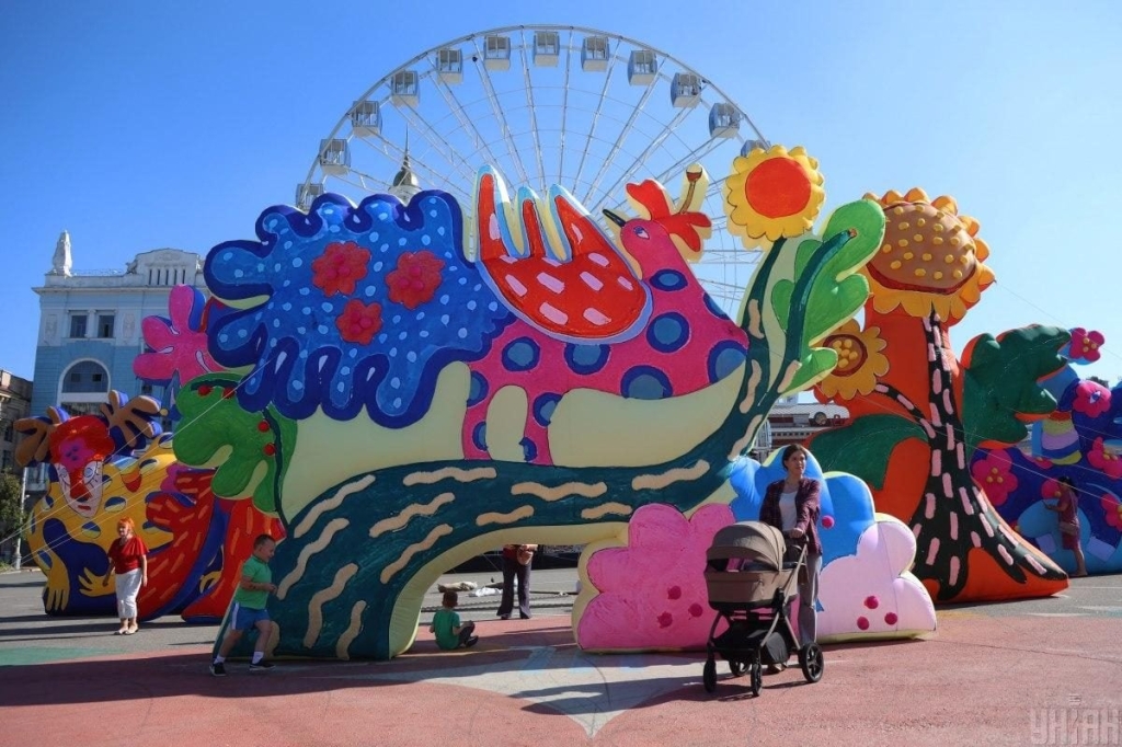 У центрі Києва з'явилися яскраві інсталяції, натхнені Марією Примаченко (фоторепортаж) 6 У центрі Києва з'явилися яскраві інсталяції, натхнені Марією Примаченко (фоторепортаж)