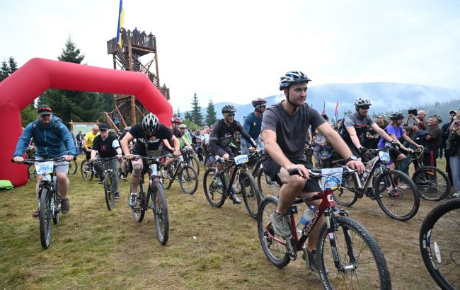 Карпати чекають на тебе! Відкриття нового туристичного маршруту в Карпатах: мальовничі гірські пейзажі.