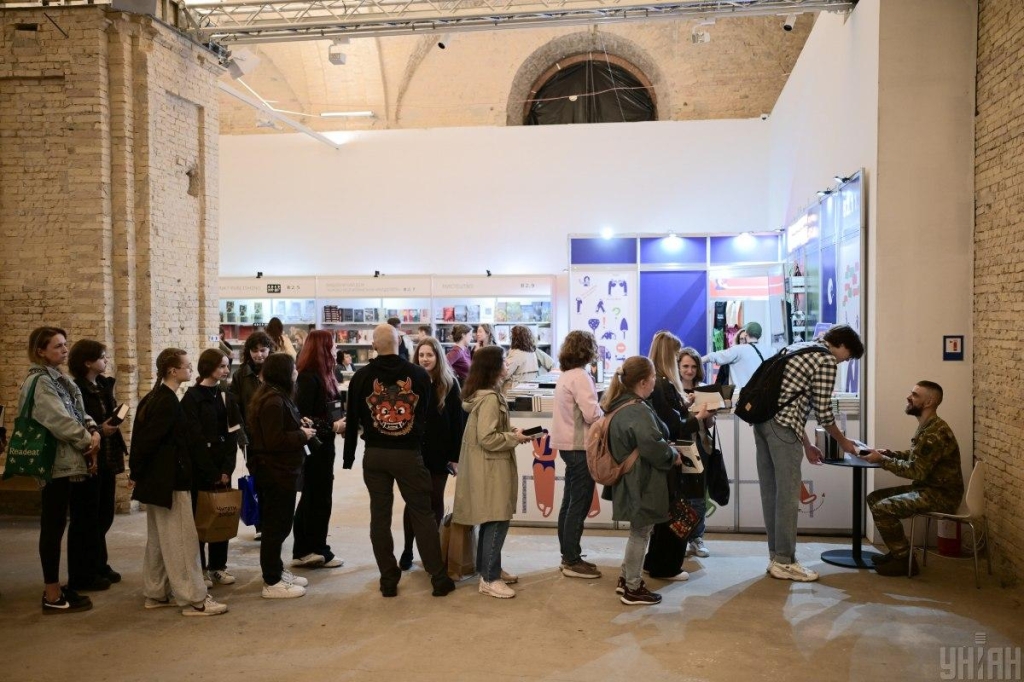 У Києві стартував "Книжковий Арсенал": як пройшов перший день фестивалю (фоторепортаж) 1 У Києві стартував "Книжковий Арсенал 2025" / фото ТА