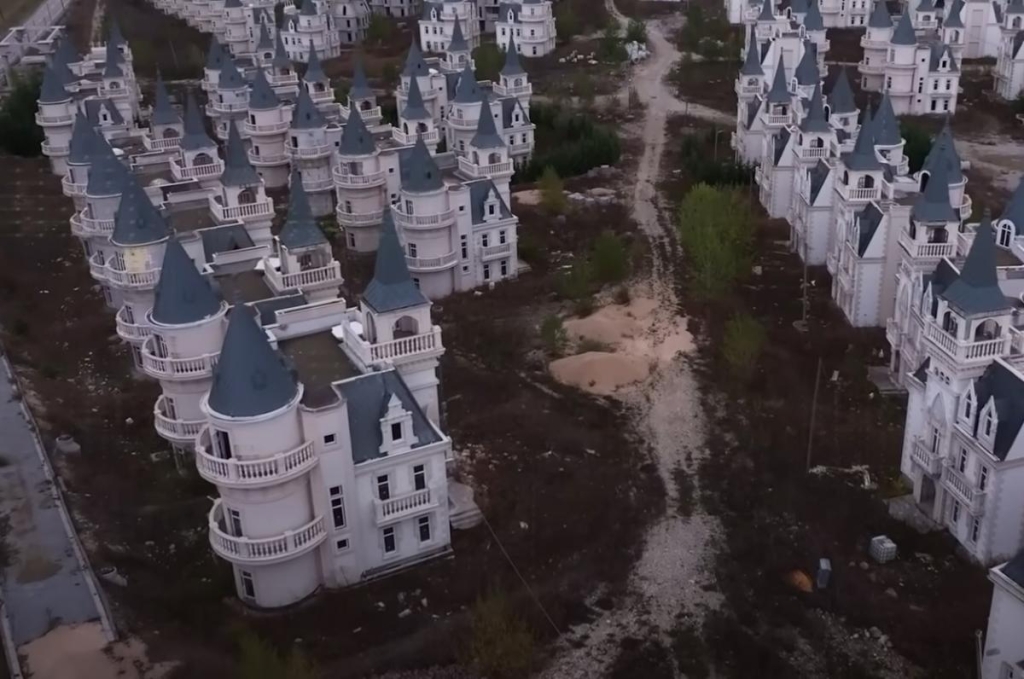 У Туреччині знаходиться моторошне селище з мініатюрних замків: що з ним не так 1 Однак в цих будиночках ніхто не живе, тому вони роками просто стоять закинуті / скриншот