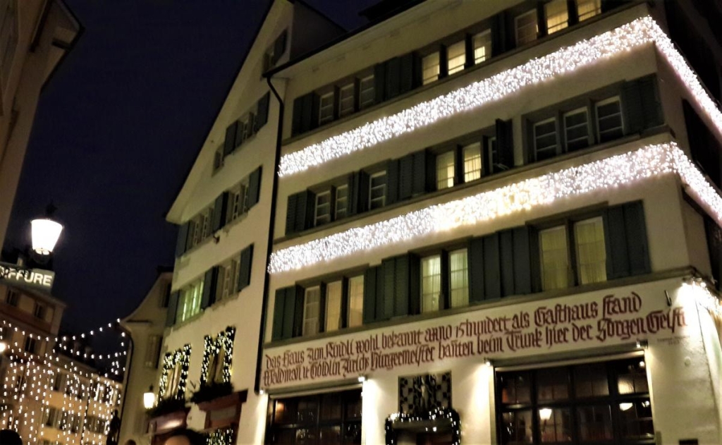 Уїк-енд в Цюріху: заглянути в одне з найдорожчих міст світу і не розоритися 40 У центрі Цюріха повно сувенірних крамниць з шоколадом / фото Марина Григоренко