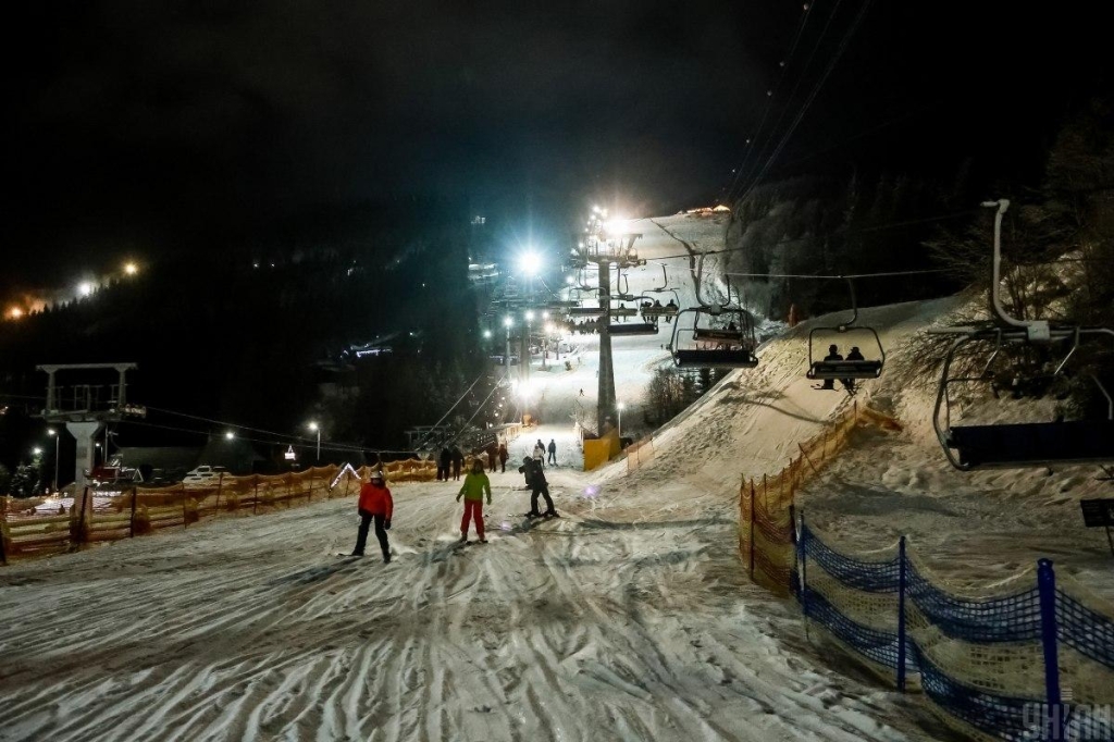 В очікуванні снігу: що українцям готує цьогорічний гірськолижний сезон в Карпатах 1 В Буковелі вже розпочався сезон катання на лижах / фото ТА