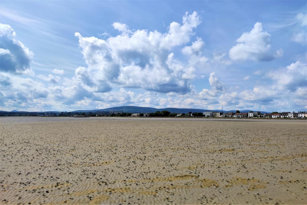 Від нічних вогнів Темпл-бару до "полювання" на оленів: чим вражає ірландський Дублін 81 Ось так виглядає пляж Sandymount Beach у відлив / фото Марина Григоренко