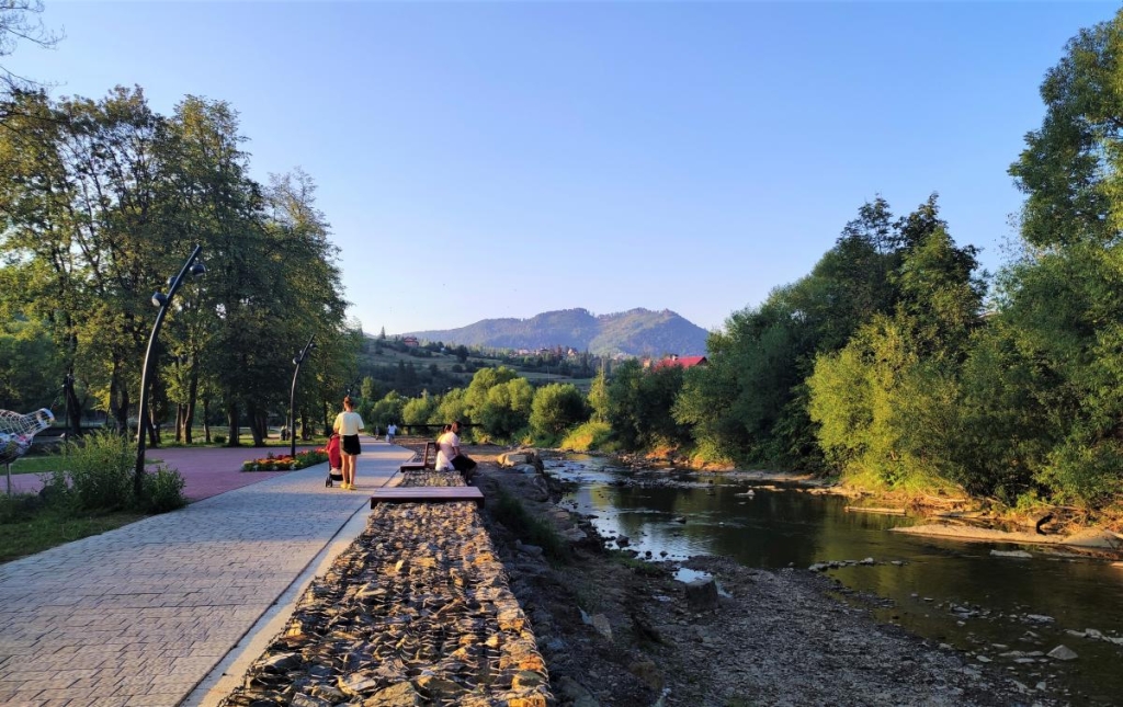 Відновлення сил в Карпатах: найкращі пішохідні маршрути у Славському 3 Нова набережна у Славському / фото Марина Григоренко