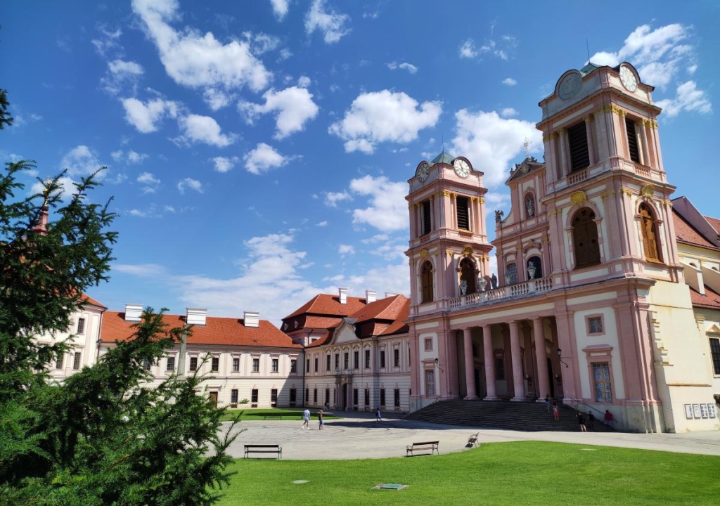 Відпочинок в Австрії: все, що потрібно знати туристам (фоторепортаж) 21 Старовинне абатство Гьоттвайг у Вахау славиться своїми винами / фото Марина Григоренко