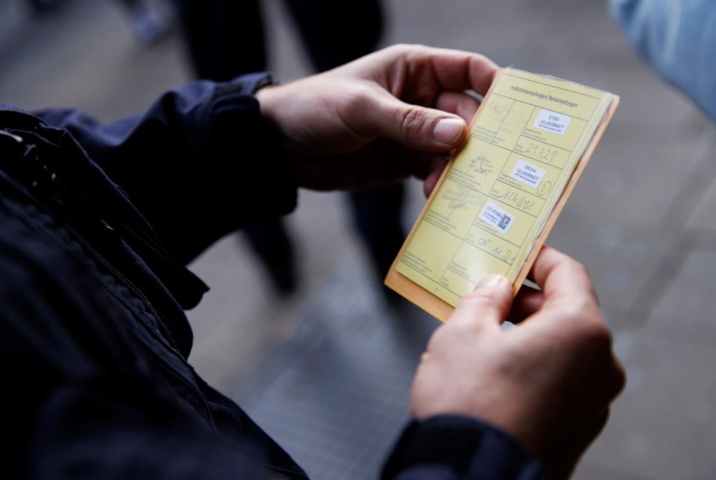 Відпочинок в Австрії: все, що потрібно знати туристам (фоторепортаж) 4 До Австрії можна потрапити з CoronaVac, але там його можуть не приймати в ресторанах і готелях / фото REUTERS