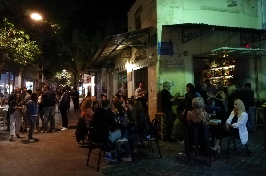 Відпочинок в Греції: все, що потрібно знати туристам (фоторепортаж) 23 Заклади харчування в Греції завжди забиті / фото Марина Григоренко
