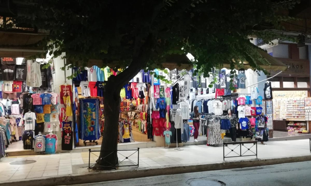 Відпочинок в Греції: все, що потрібно знати туристам (фоторепортаж) 16 Сувенірні лавки в Греції працюють до глибокої ночі / фото Марина Григоренко